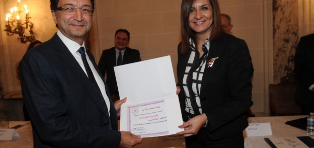 وزيرة الهجرة تكرم رموز الجالية المصرية في باريس
