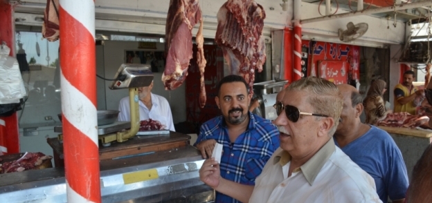 محافظ الإسماعيلية يتفقد شوادر اللحوم ويؤكد على الالتزام بالأسعار المخفضة وعدم المغالاة.