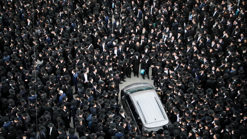 رجال يهود متشددين يحضرون جنازة الحاخام مشولام دوفيد سولوفيتشيك في القدس
