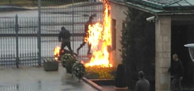 مواطن تركي يحرق نفسه أمام البرلمان