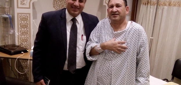 محافظ الإسكندرية يزور المستشار محمد خفاجى بالمستشفى
