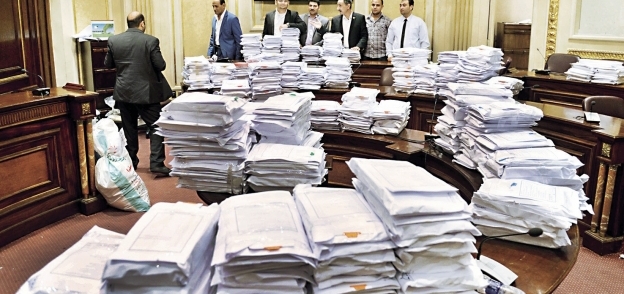 لجنة تقصى حقائق القمح خلال فحص الأوراق الخاصة بقضايا الفساد «صورة أرشيفية»