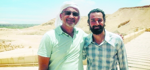 أحمد حاتم مع المخرج شريف عرفة فى كواليس «الكنز»