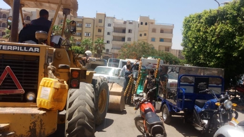 معدات جهاز مدينة العبور خلال حملة رفع الإشغالات