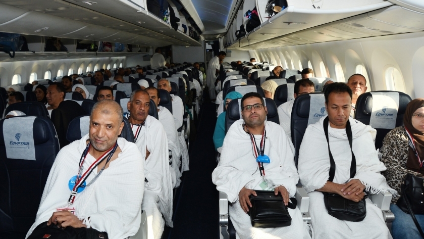 عدد من الحجاج على طائرة مصر للطيران.. صورة أرشيفية
