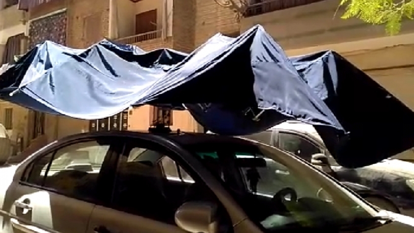 طلاب هندسة حلوان يبتكرون مظلة ذاتية للسيارة واقية من الشمس