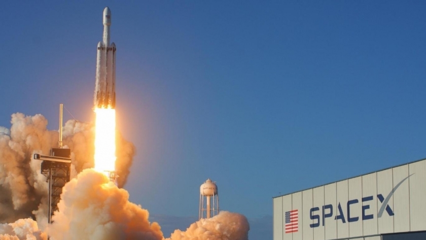 "سبيس إكس" تطلق بنجاح قمر صناعي مخصص لخدمات تحديد المواقع
