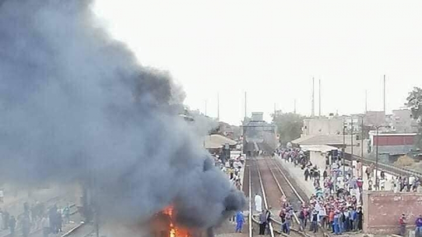 إخماد حريق داخل عربة قطار في مخزن محطة كفر الزيات بالغربية