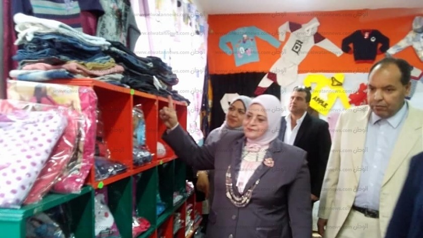 وكيل تعليم كفر الشيخ تشيد بالمشاركين بمعرض "حياة كريمة " لتوزيع 2500 قطعة ملابس 
