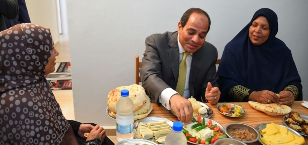 بالصور| كواليس لقاء الرئيس مع أسرة مشروع "بشاير الخير" على الإفطار
