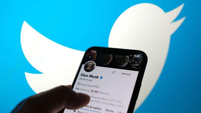 تويتر يعيد العلامة الزرقاء لعدد من المتابعين