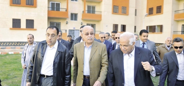 وزير الاسكان اثناء زيارته لمدينة بدر