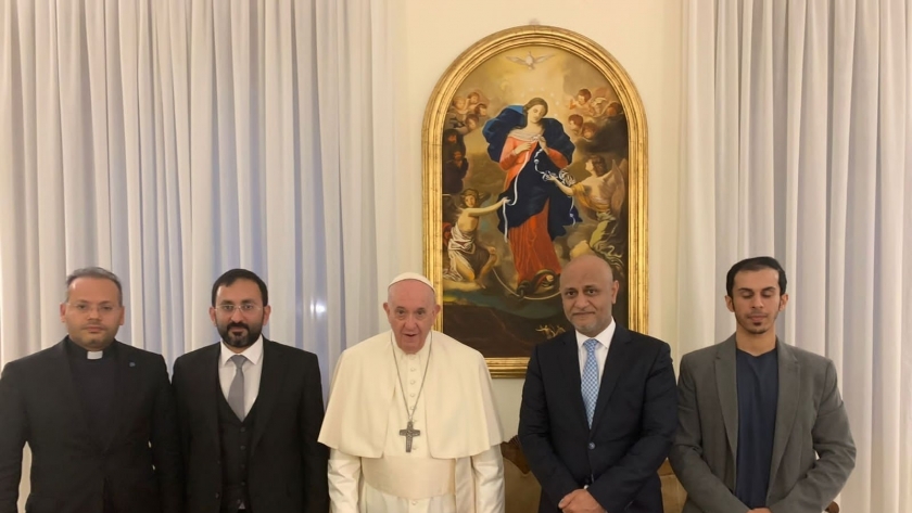 بابا الفاتيكان مع فريق مؤتمر إعلاميون ضد الكراهية