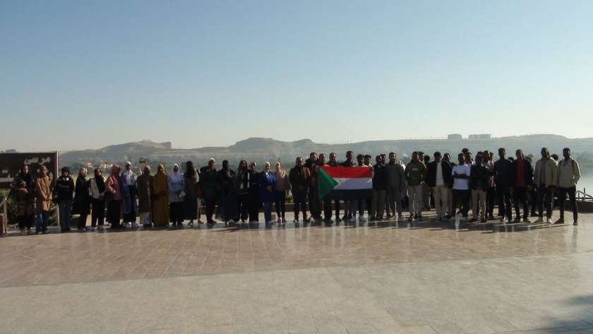 الطلاب الوافدين بجامعة المنيا يرفعون علم فلسطين