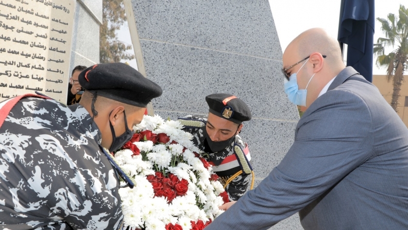 محافظ بني سويف ومدير الأمن يضعان «إكليل الزهور» على «نصب الشهداء»