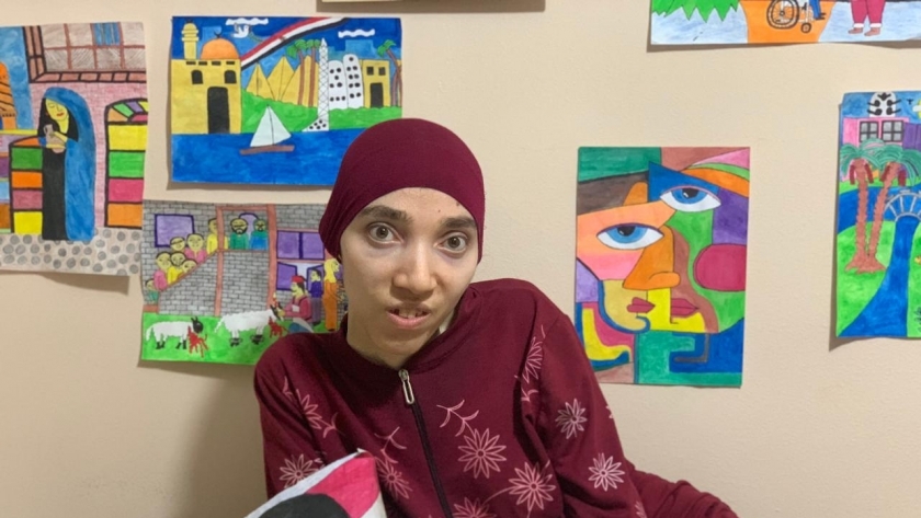 نورا رجب الفتاة المعجزة تتحدى إعاقتها بالرسم بفمها