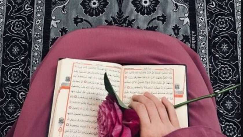 حكم قراءة القرآن للحائض من الجوال في رمضان -تعبيرية