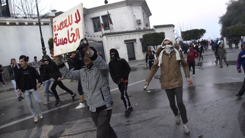 متظاهرين جزائريون يحتجون على تولي بوتفليقة لولاية خامسة - أرشيفية
