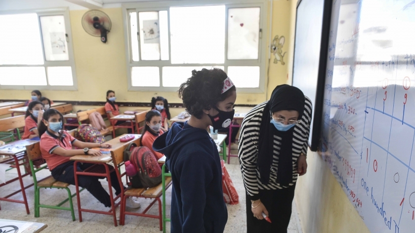 طلاب المدارس يلتزمون بارتداء الكمامات الطبية داخل الفصول خلال الفصل الدراسي الاول - صورة أرشيفية