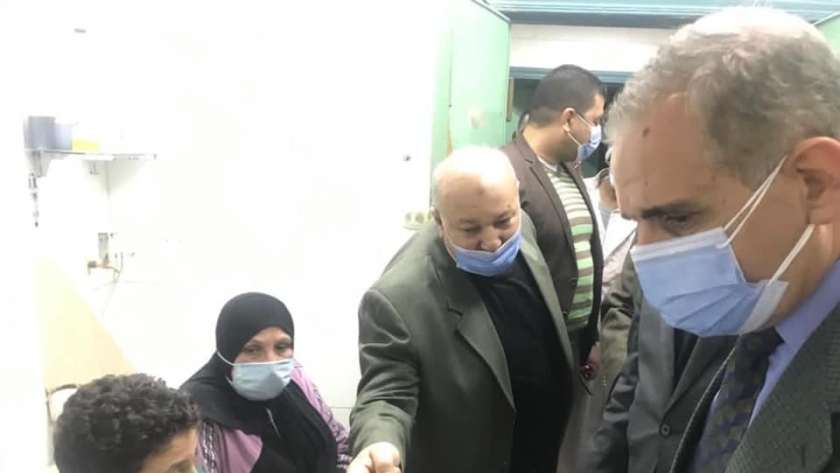محافظ كفر الشيخ خلال زيارة المصابين