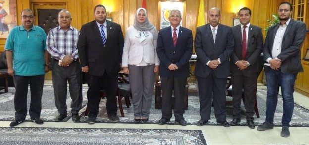 صورة تذكارية لرئيس جامعة المنيا مع أعضاء صندوق تحيا مصر