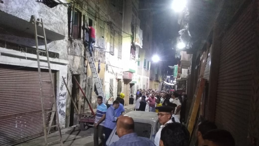 مصرع شاب وإصابة 3 وإنقاذ 3 في انهيار عقار قديم غرب الإسكندرية