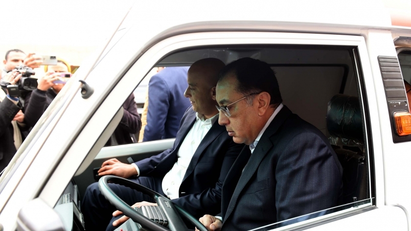 رئيس الوزراء يقود سيارة محولة للعمل بالكهرباء.. «صور»