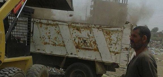 "محلية الروضة" تشن حملة لرفع القمامة من شوارع القرية في الفيوم
