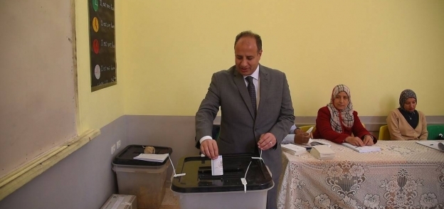 محافظ الإسكندرية يدلي بصوته الانتخابي