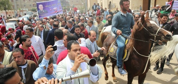 مسيرة  بـ"الخيول والمزمار البلدي" ببيلا لحشد المواطنين للمشاركة في الاستفتاء