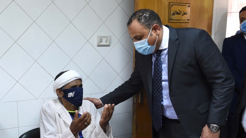 استجابة لـ"DMC".. علاج "عم عاطف" أقدم شيّال في مصر على نفقة الدولة
