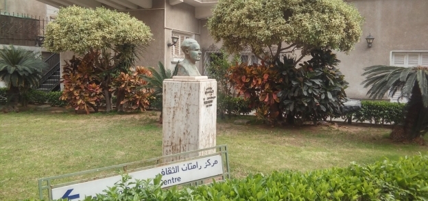 تمثال لطه حسين فى مدخل متحفه