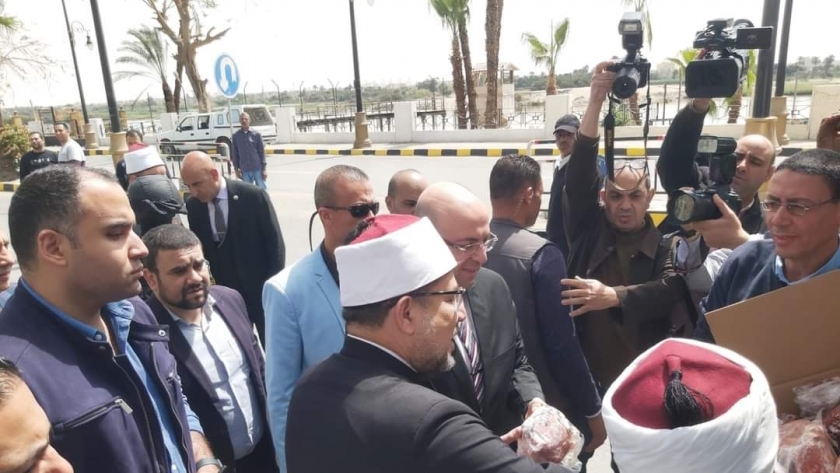 وزير الأوقاف يشهد استلام لحوم صكوك الإطعام لتوزيعها على الأولى بالرعاية ببني سويف