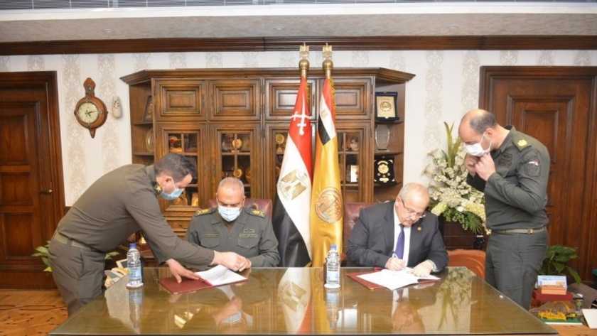 رئيس جامعة القاهرة ورئيس الهيئة الهندسية خلال توقيع البروتوكول