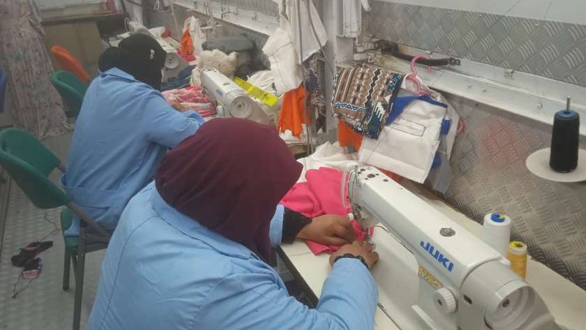 تدريب فتيات أسوان على مهنة الخياطة