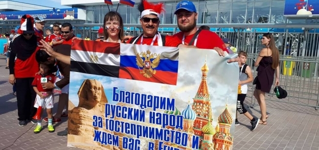 حسام رجب مع مشجعين روسيين في المونديال