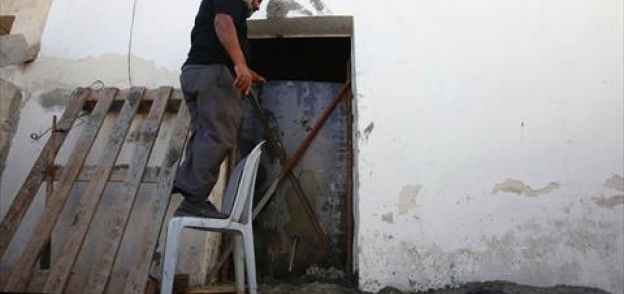 بالصور| إسرائيل تسد منافذ منزل فلسطيني تتهمه بالتخطيط لهجوم في تل أبيب