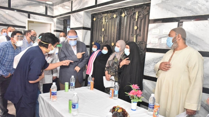 محافظ أسيوط يشارك أحتفال الأطقم الطبية بمستشفى  العزل بشفاء عدد من مصابى كورونا