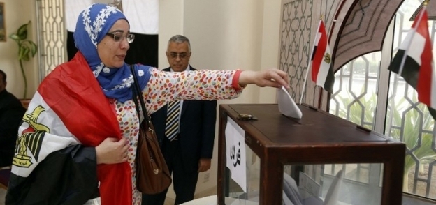 سيدة تدلي بصوتها في الانتخابات البرلمانية