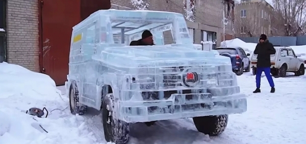 بالصور| روسي يصنع مرسيدس G-Class بالثلج يمكن قيادتها