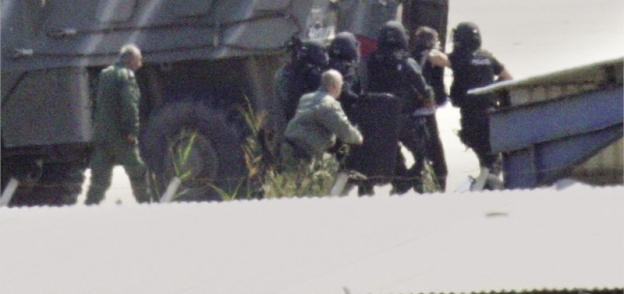 قوات الأمن القبرصية عقب إلقاء القبض على مختطف الطائرة
