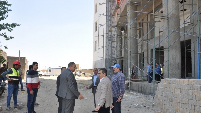 رئيس جامعة كفر الشيخ خلال تفقده مبنى العيادات الخارجية والتعليم الطبي