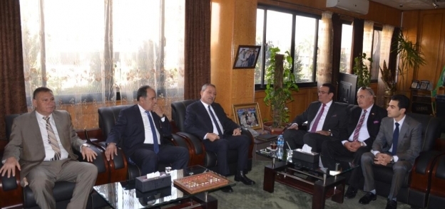 محافظ الإسماعيلية يلتقى رئيس و أعضاء حزب "الحرية المصرى "و يؤكد  التواصل  بين الأحزاب و الأجهزة التنفيذية