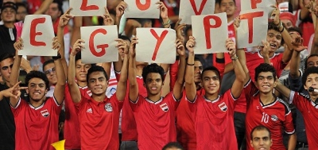 مجموعة من الشباب يشجعون منتخب مصر