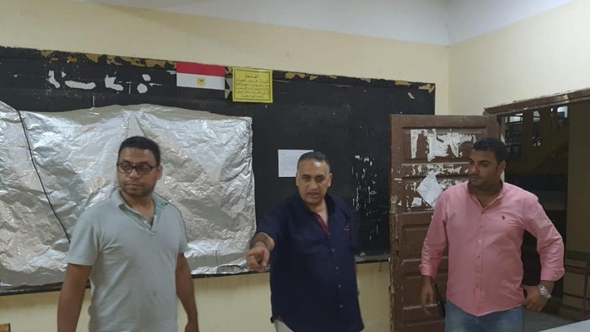 محمد جمال مساعد رئيس الحي يتابع غرفة عمليات لتجهيز مقار انتخابات "الشيوخ" في العمرانية