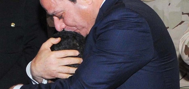 الرئيس السيسى يحتضن نجل أحد الشهداء
