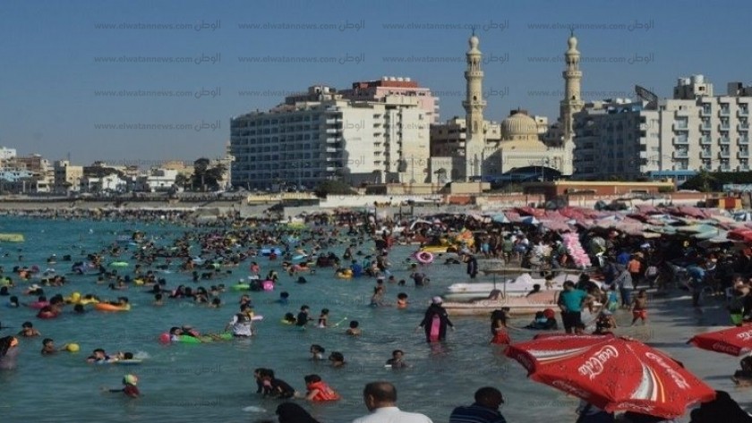 إقبال المصطافون على شاطىء الليدو في مرسى مطروح