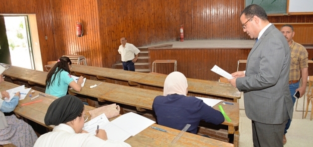 نائب رئيس جامعة أسيوط يتفقد سير امتحانات كلية الآداب