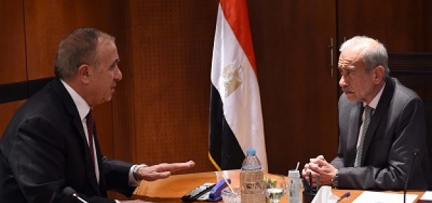 رئيس الوزراء خلال لقائه اللواء أبوبكر الجندى وزير التنمية المحلية