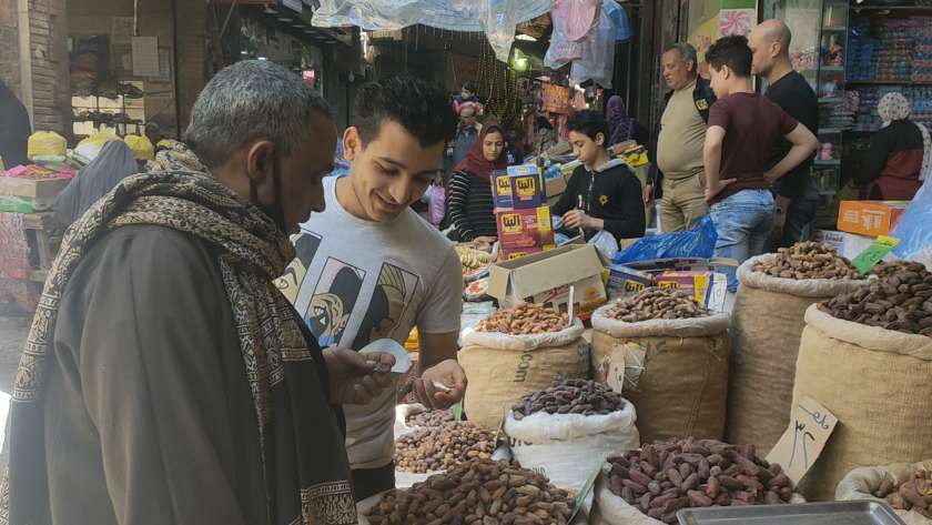 سوق الوكايل بطنطا: 100 عام في بيع مستلزمات رمضان وعيد الفطر